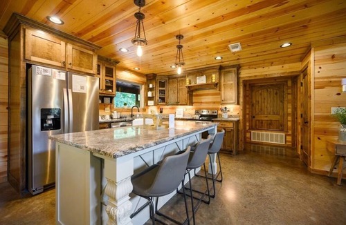 Hochatown Cabin | New Pool ! Pickleball & Basket Ball - Putt Putt - Hot tub - Pet Friendly - EV