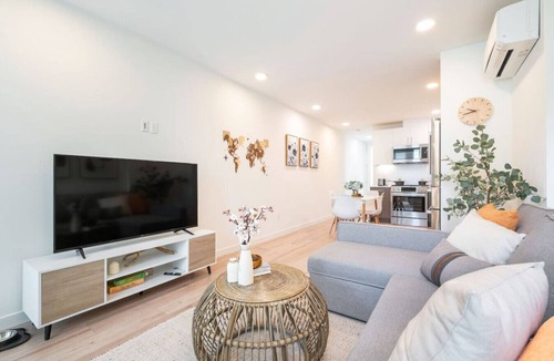 Broadway Villa | New Townhome|Rooftop Views|Direct Bus SEA|Walkable