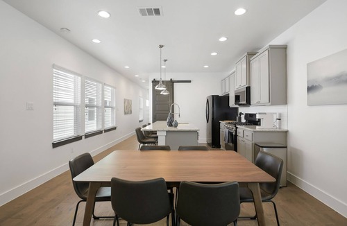 Mahncke Park House | Newly furnished near botanical garden/pearl/downtown - & playspace for the kids!