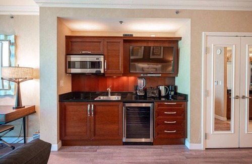 Las Vegas Condo | No Resort Fee Strip View Suite + Free Valet+ Pool