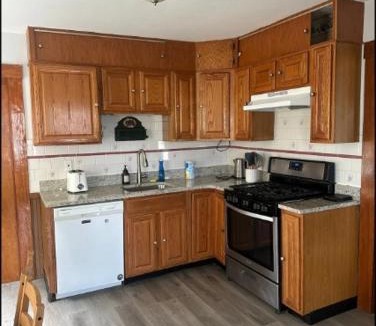 West Somerville House | -No54- Lovely Large Room in a House - 10 min to Green Line and Red Line T Stations & Tufts University - Centrally Located at Somerville Boston