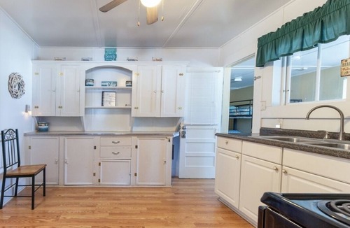 Ocean Drive Cottage | Nostalgic Cottage-Best Porch View in OD! Steps to the Beach & Main Street