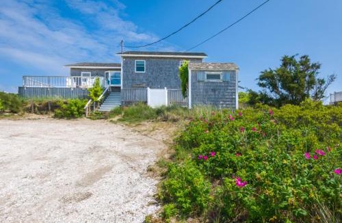East Sandwich House | OCEANFRONT Classic beach cottage on Spring Hill Beach with great views and AC