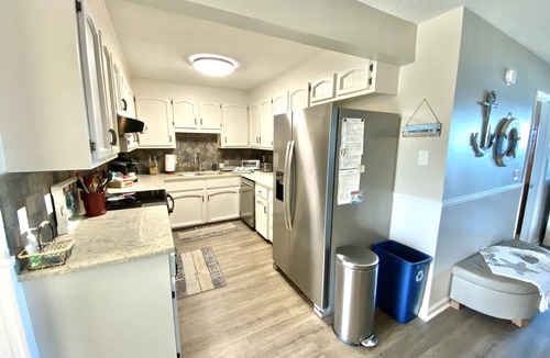 Wilmington Beach Condo | Oceanfront&Pool,Huge Shaded Deck 9+family seating&swing,linens,beachchairs, toys