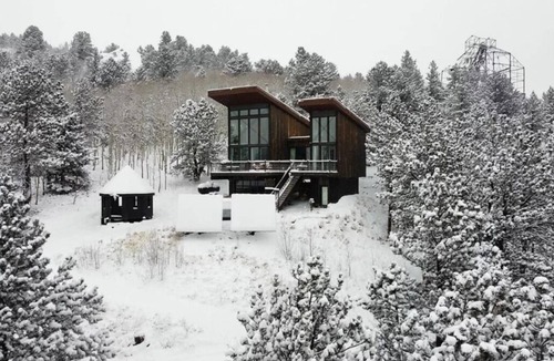 Central City Cabin | Off-grid Masterpiece Cabin W/Breathtaking View