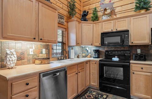 Branson Theater District Cabin | Ozark Hideaway Cabin 2BR/2BA Sleeps 6 Jetted Tub Covered Deck Resort Pool
