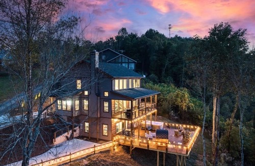 East Ellijay Cabin | Panoramic Mountain & Sunset View · 3 King Suites · Sauna · XL Hot Tub · Fire Pit