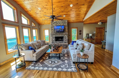 Todd House | Panoramic Point-Upscale Mountain Top, Hot Tub, Wifi, Smart TV's, Pet Friendly