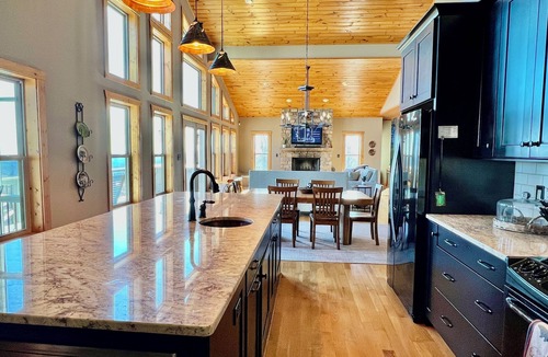 Todd House | Panoramic Point-Upscale Mountain Top, Hot Tub, Wifi, Smart TV's, Pet Friendly