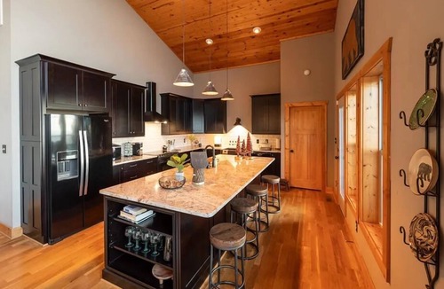 Todd House | Panoramic Point-Upscale Mountain Top, Hot Tub, Wifi, Smart TV's, Pet Friendly