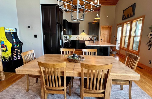 Todd House | Panoramic Point-Upscale Mountain Top, Hot Tub, Wifi, Smart TV's, Pet Friendly