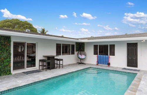Garden Isles House | Parrot Paradise Retreat Pool Giant Chess