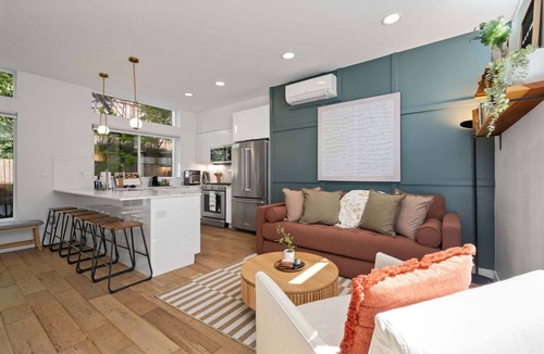 Broadway House | Perch - Capitol Luxe Eight: Walk Score 96! Heart of Capitol Hill