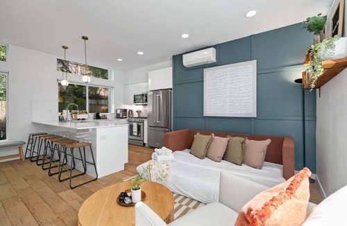 Broadway House | Perch - Capitol Luxe Eight: Walk Score 96! Heart of Capitol Hill