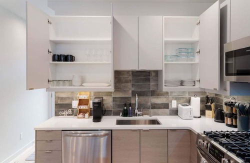 Wallingford House | Perch - Wallingford Place: Modern & Cozy Townhome w/Parking & A/C