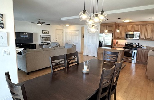 New Buffalo Condo | Perfect Location Condo Pools Walk to all Beach 1.5 blk