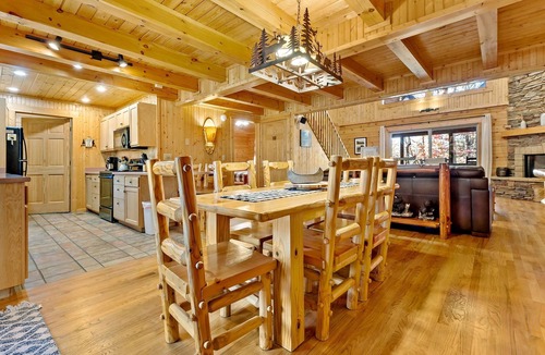 Lake Lure Cabin | Pet Friendly, Fire Pit, Lake Access, Kayaks, Nice Getaway - The Bears Den