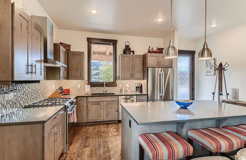 Silverthorne House | Pet-Friendly Mountain Retreat | Private Hot Tub | Near Hiking Trails | Summit Sky Ranch