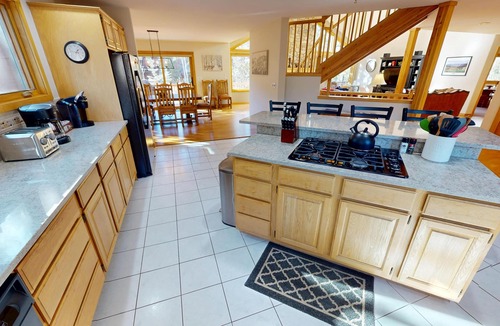 Three Peaks House | Pet Friendly, Private Hot Tub! Great for Gatherings, Teams. 2 Living Areas!