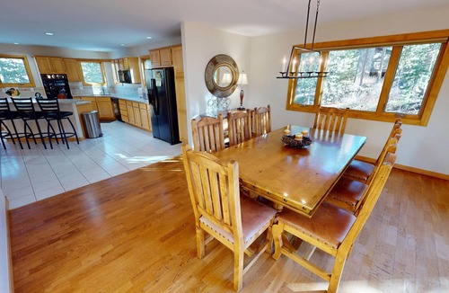 Three Peaks House | Pet Friendly, Private Hot Tub! Great for Gatherings, Teams. 2 Living Areas!