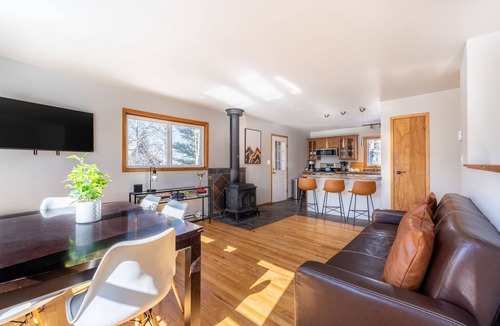 Willow Grove House | Pet-Friendly with Private Fenced-In Backyard and Beautiful Mountain Views!