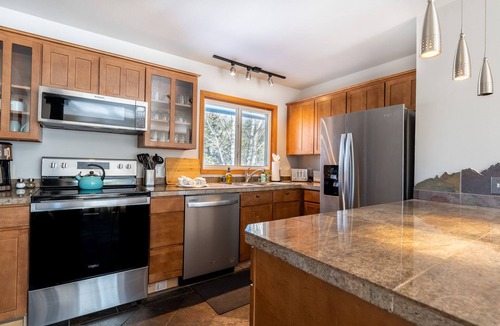 Willow Grove House | Pet-Friendly with Private Fenced-In Backyard and Beautiful Mountain Views!