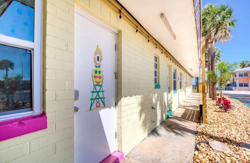 Bridgeport Heights House | Pineapple #8 Shores Retro Inn