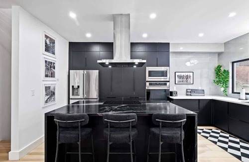 Highland Square House | PoolTable-Hot Tub-FirePit-Games-Bunk Slide-Wet Bar