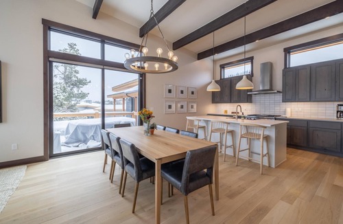 Silverthorne House | Private Colorado Mountain Retreat. 5BR Home + Guest House