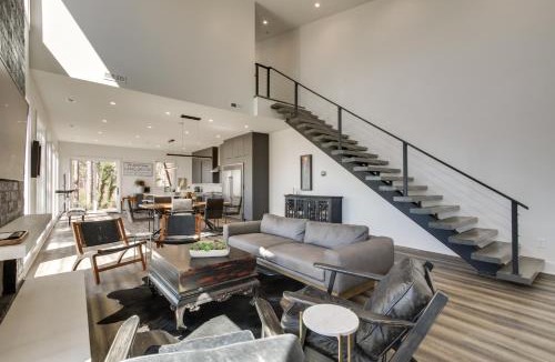 Waterloo House | Private Dock & River Views: Modern Gem in Waterloo