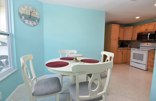 South Gate Ridge House | Private Heated Pool 2BD/1BA Just 6 Miles to Siesta