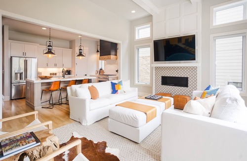 Cleveland Park House | Private Heated Pool-Firepit-Close to Broadway-Rooftop Skyline Views-Art Murals