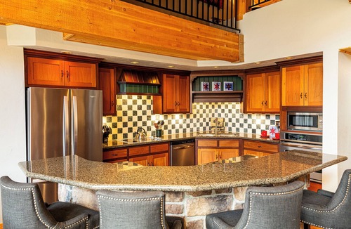 Deer Valley Condo | Private Hot tub & BBQ, Shuttle! Luxury Amenities & walk to lifts