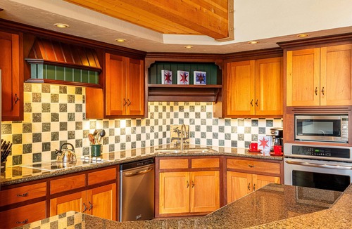 Deer Valley Condo | Private Hot tub & BBQ, Shuttle! Luxury Amenities & walk to lifts