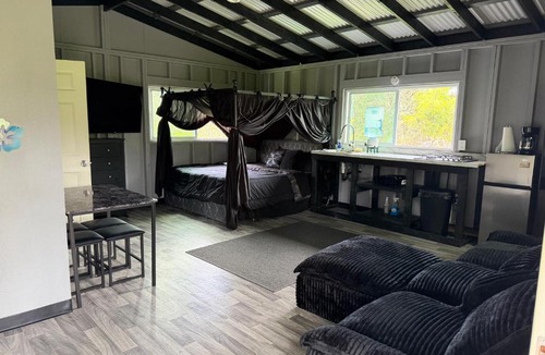 Kurtistown House | Private jungle retreat with AC and WiFi near Volcano
