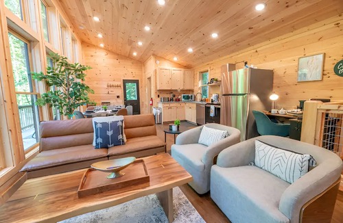 Smoky Mountains Cabin | Private Modern 2BR Treehouse + Views, Hot tub, Firepit, and POOL!