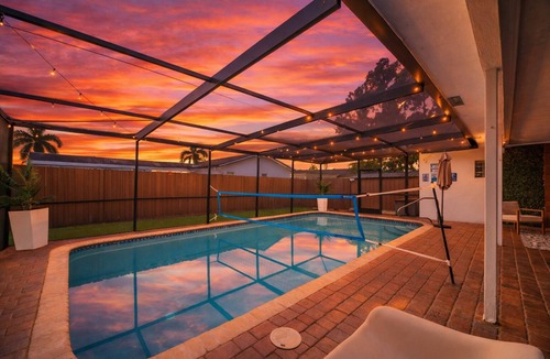 Sunrise House | Private Pool Oasis Sleeps 10 Near FLL