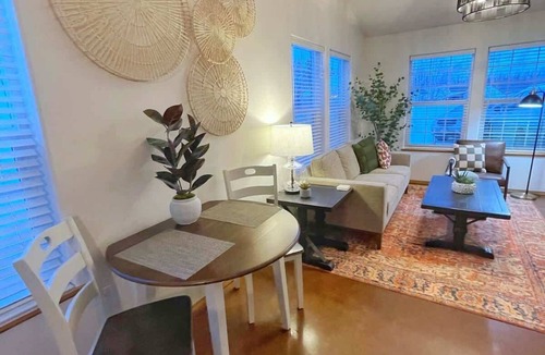Palmer House | Private & Quiet! 2bd/2ba w/Laundry & Mt. Views!