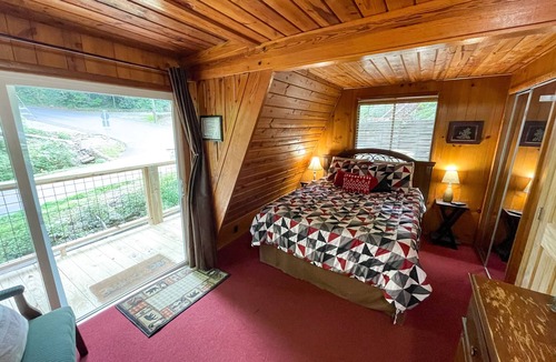 Chalet Village Ski Chalet | PROMO FOR WEEKLY STAY OF 5% Kozy Creek only 2 minutes from Ski Resort
