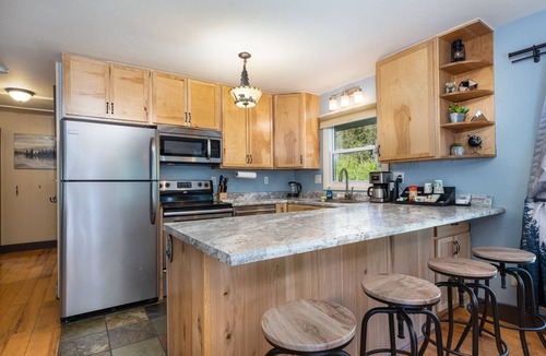 Blue River House | Quaint Dog Friendly Cabin with private sauna and hot tub 7 minutes from Breck
