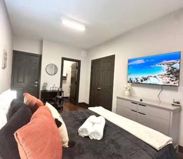 Katie Hill Neighborhood House | QueenBedSharedSpacesNashvilleNightlife Vandy and TSU