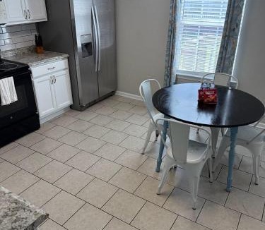 Cartersville House | Quiet 4BR Split-Level Near LakePoint & Hospital
