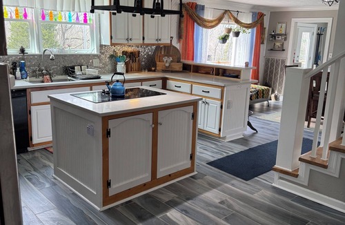 Hickman House | Quiet, spacious countryside, Farm house retreatj!