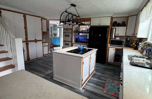Hickman House | Quiet, spacious countryside, Farm house retreatj!