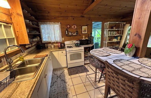 Fern Acres Cottage | Rainforest Retreat Sun Cottage — 30 Minutes from Volcano National Park & Hilo