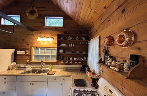 Fern Acres Cottage | Rainforest Retreat Sun Cottage — 30 Minutes from Volcano National Park & Hilo
