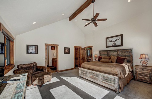 Sunny Slope Cabin | Red Mountain Lodge | Spacious 4BR retreat in Blue River with stunning mountain views.