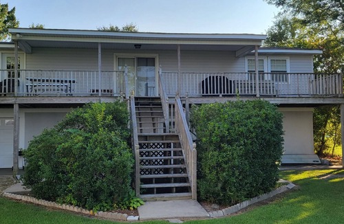 Pinetown House | Relatively Secluded Location Yet Only 10 Minute Drive To Pubs And Restaurants.