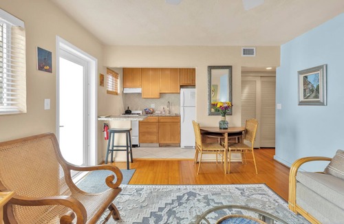 North Beach Apartment | Relaxed Beach living - 1 Bed/1 Bath with Private Garden, steps to Ocean