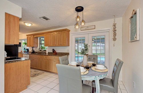 South Venice House | Relaxing Poolside- a Private Oasis -heated pool- 7min to beach-2 King beds